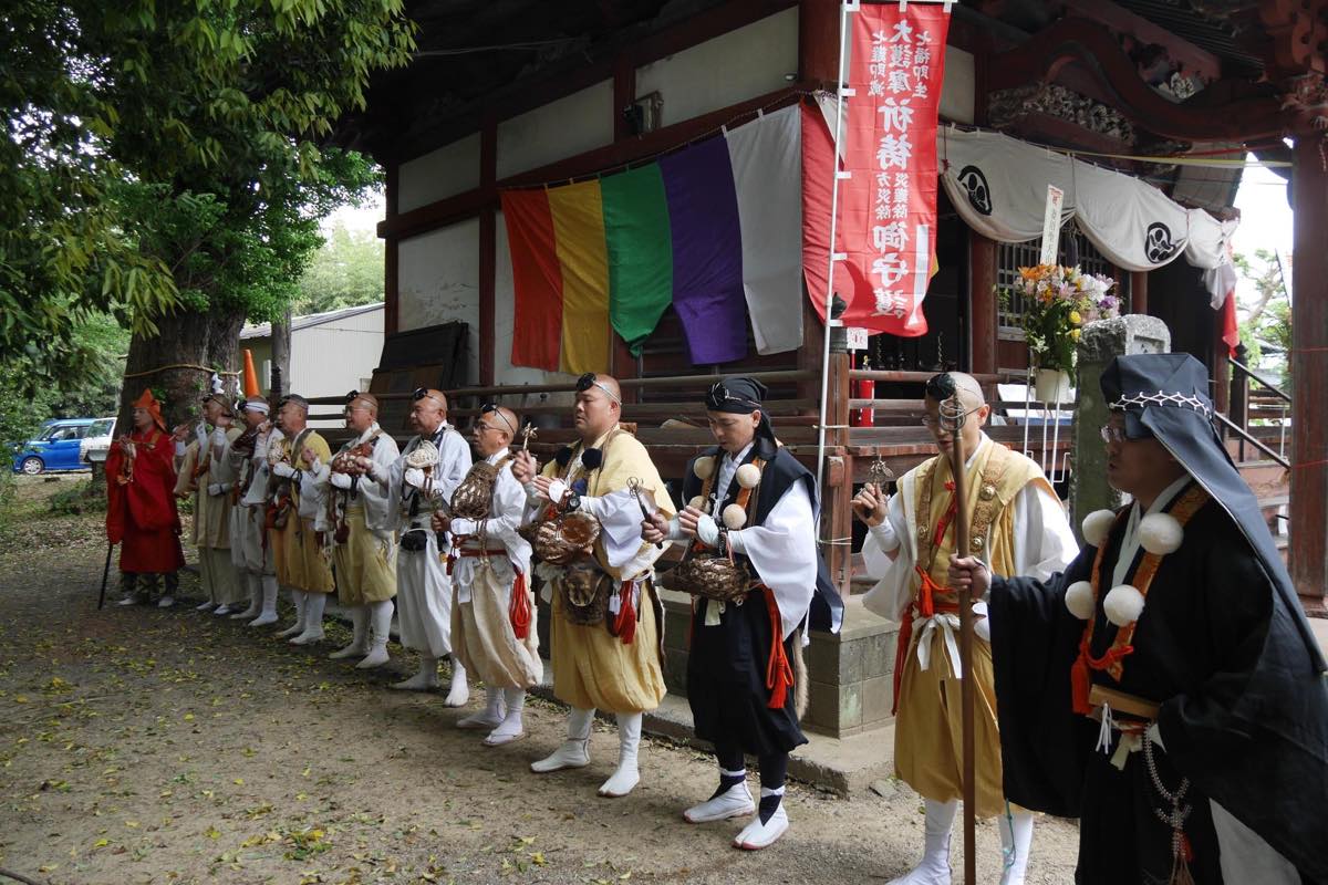 柴燈護摩供法要・火渡り