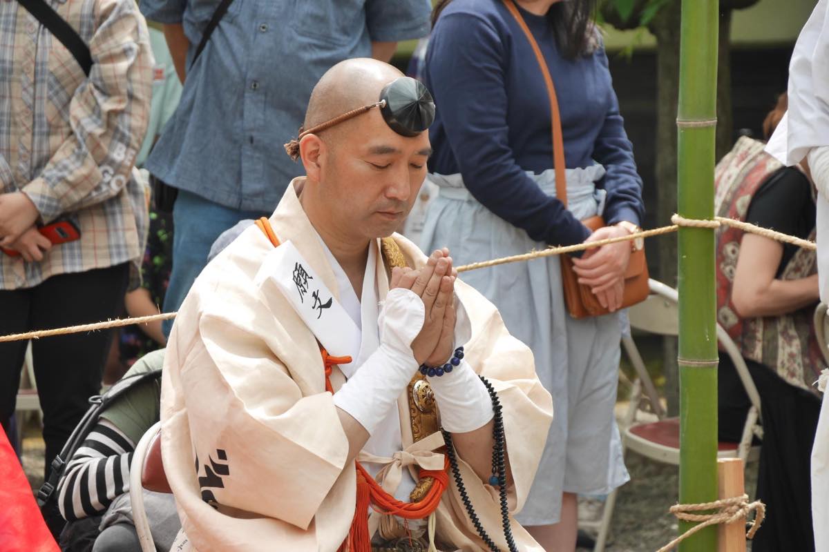 柴燈護摩供法要・火渡り