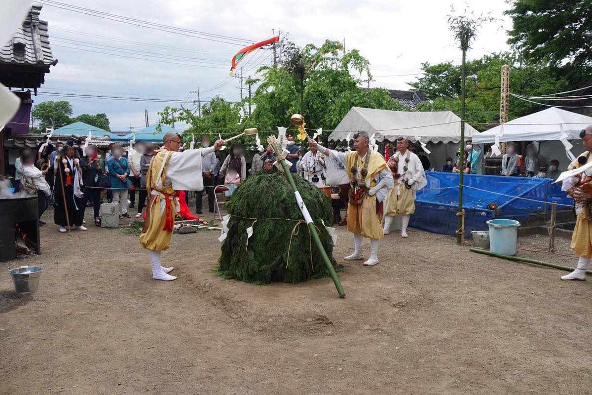 柴燈護摩供法要・火渡り