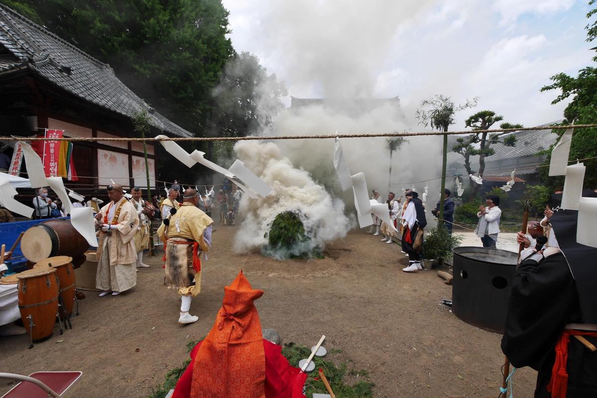 柴燈護摩供法要・火渡り