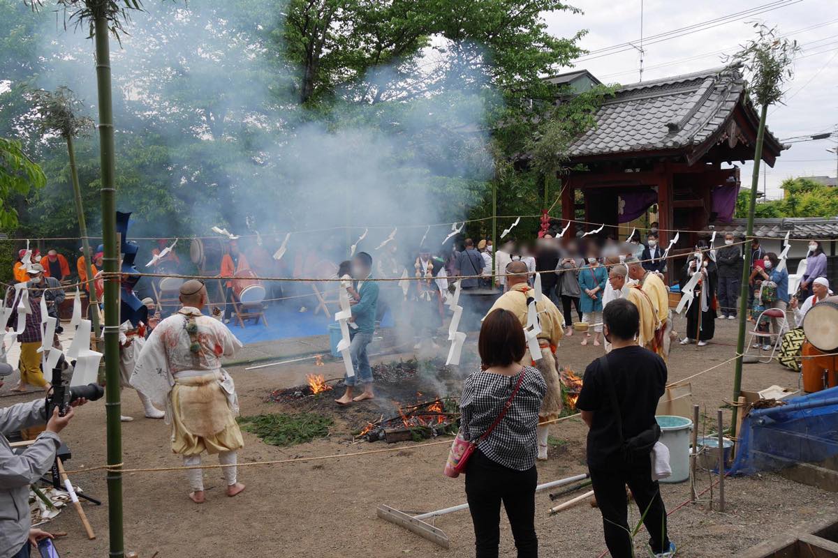 柴燈護摩供法要・火渡り