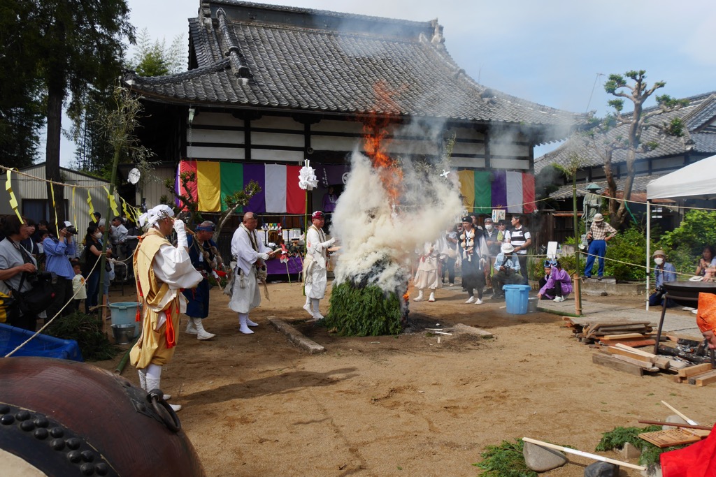 令和七年 柴燈護摩供法要・火渡り